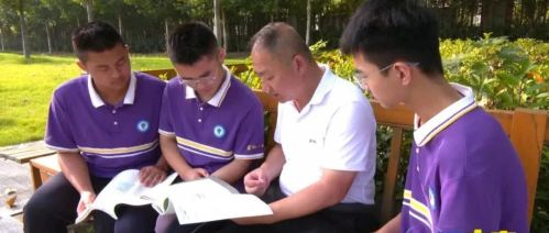 杏壇春風(fēng)映日月 丹心熱血沃新花——記安徽省優(yōu)秀班主任李多成