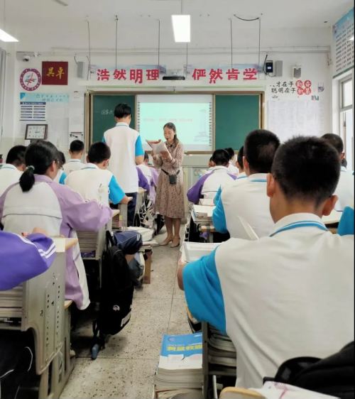 躬耕三尺講臺(tái)  守望一樹(shù)花開(kāi)